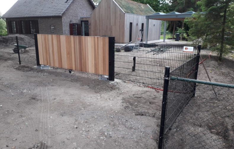 Poort met hout in wild verband